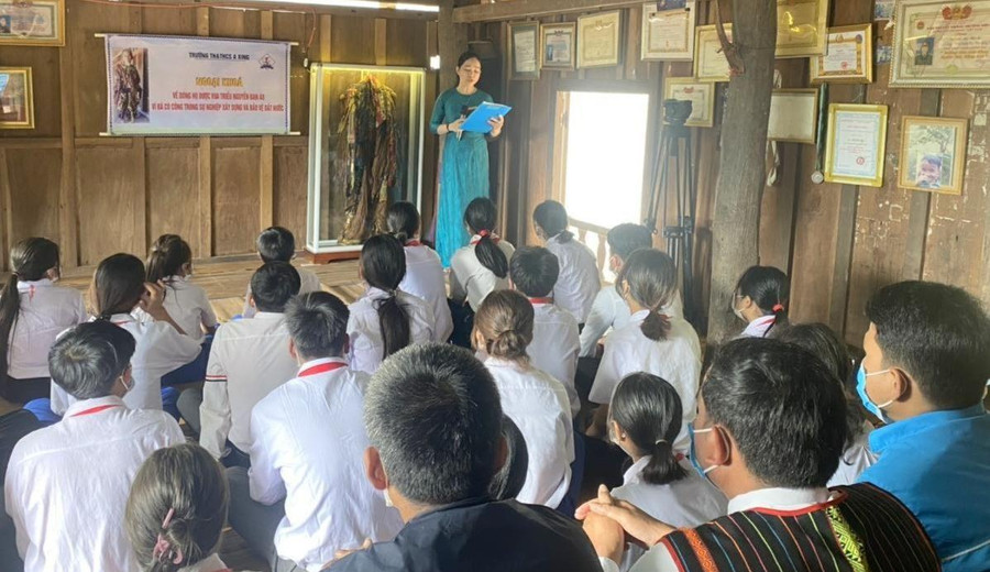 Chiếc áo quý của dòng họ Pa Kô sau hàng trăm năm được đưa ra giới thiệu đến học sinh. Chiếc áo quý của dòng họ Pa Kô sau hàng trăm năm được đưa ra giới thiệu đến học sinh.