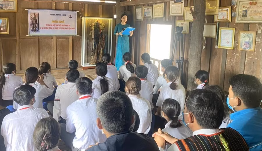 Chiếc áo quý của dòng họ Pa Kô sau hàng trăm năm được đưa ra giới thiệu đến học sinh.