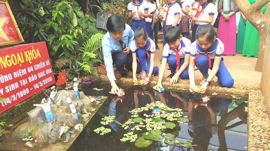 Thầy Trọng và học sinh Trường Tiểu học Hướng Phùng bên mô hình đảo Gạc Ma. Thầy Trọng và học sinh Trường Tiểu học Hướng Phùng bên mô hình đảo Gạc Ma.