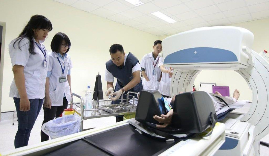 Việc tự chủ tài chính sẽ giúp các trường có nguồn lực để đầu tư trang thiết bị học tập cho sinh viên. Việc tự chủ tài chính sẽ giúp các trường có nguồn lực để đầu tư trang thiết bị học tập cho sinh viên.