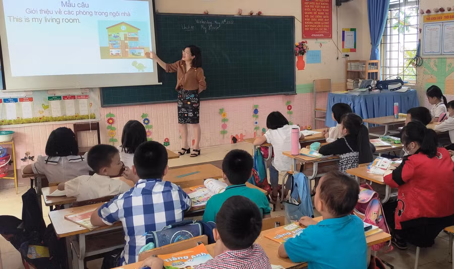 Giờ học Tiếng Anh của học sinh Trường Tiểu học và THCS thị trấn Mường Lát (Thanh Hóa).