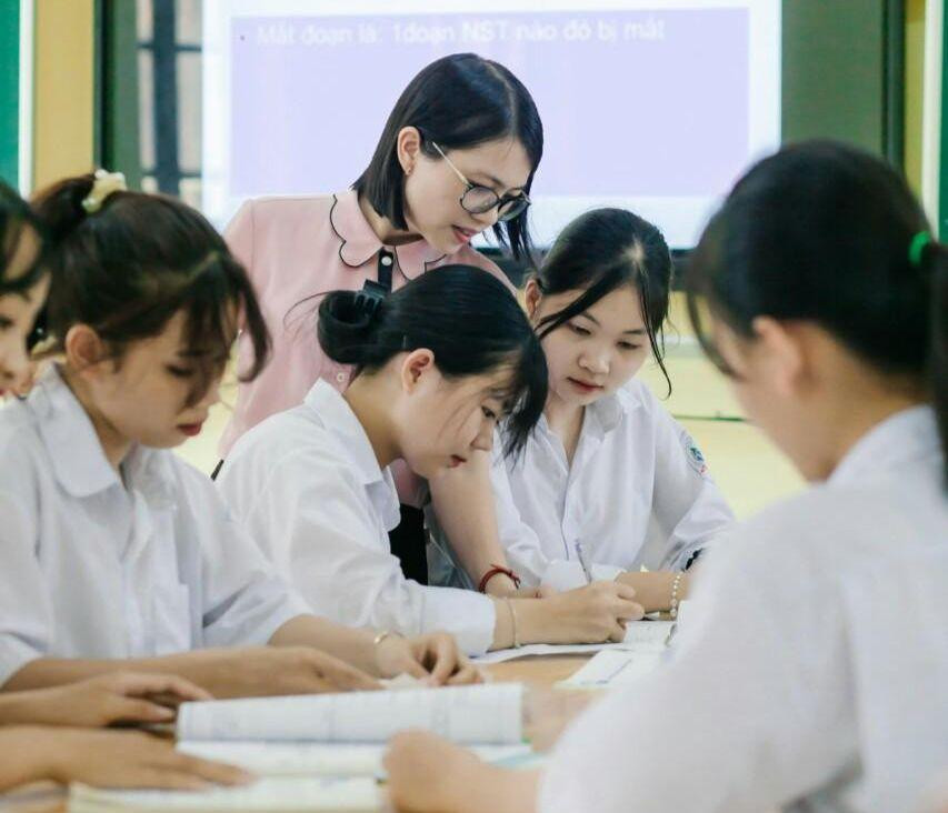 Cô trò Trường THPT Lục Nam (Bắc Giang). Ảnh: NTCC Cô trò Trường THPT Lục Nam (Bắc Giang). Ảnh: NTCC