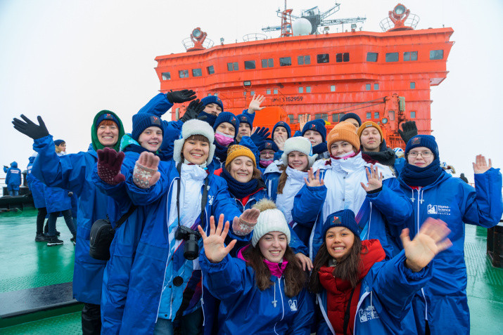 Những học sinh và sinh viên Nga xuất sắc được tham gia chuyến tàu tới Bắc Cực. Những học sinh và sinh viên Nga xuất sắc được tham gia chuyến tàu tới Bắc Cực.