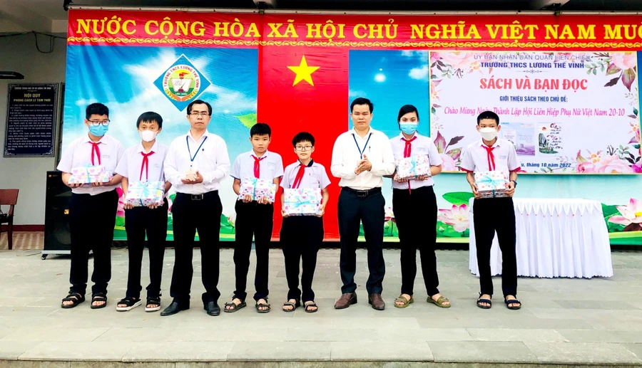 Trường THCS Lương Thế Vinh tặng sách giáo khoa cho học sinh bị trôi, ướt sau bão số 5.