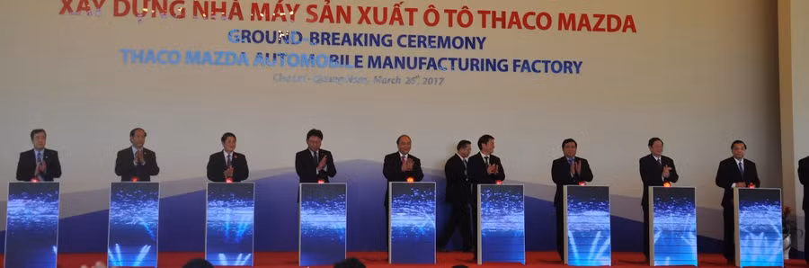 Thủ tướng Nguyễn Xuân Phúc cùng lãnh đạo THACO, tập đoàn Mazda và lãnh đạo các bộ, ngành bấm nút khởi công xây dựng nhà máy ô tô THACO - Mazda.
