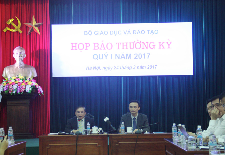 Thứ trưởng Bộ GD&ĐT Bùi Văn Ga (bên trái ảnh) và Chánh Văn phòng Bộ GD&ĐT Nguyễn Viết Lộc chủ trì họp báo