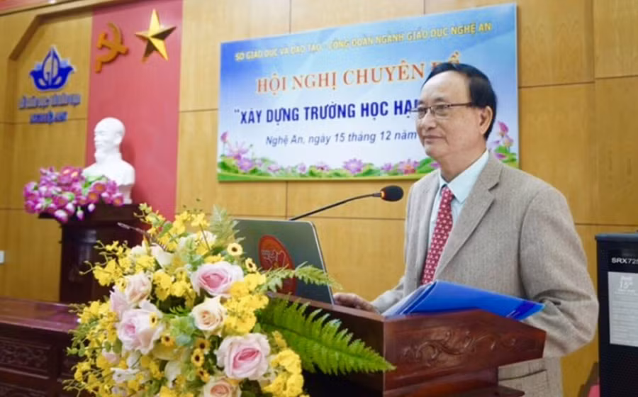 Ông Đặng Tự Ân phát biểu tại hội nghị chuyên đề về Xây dựng trường học hạnh phúc.