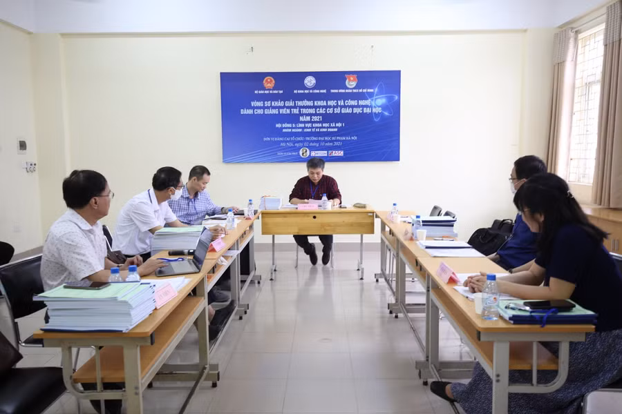 Hình ảnh làm việc tại một Hội đồng chấm sơ khảo.