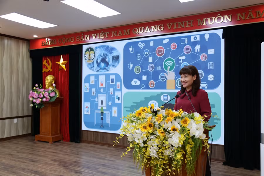 Cô Đào Thu Thủy, giáo viên Trường Tiểu học Tràng An chia sẻ tại hội thảo.