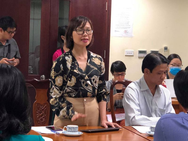 BS Lê Hồng Nga trao đổi thông tin tại buổi họp trực tuyến