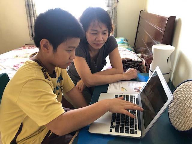 Phụ huynh hướng dẫn con học tập tại nhà