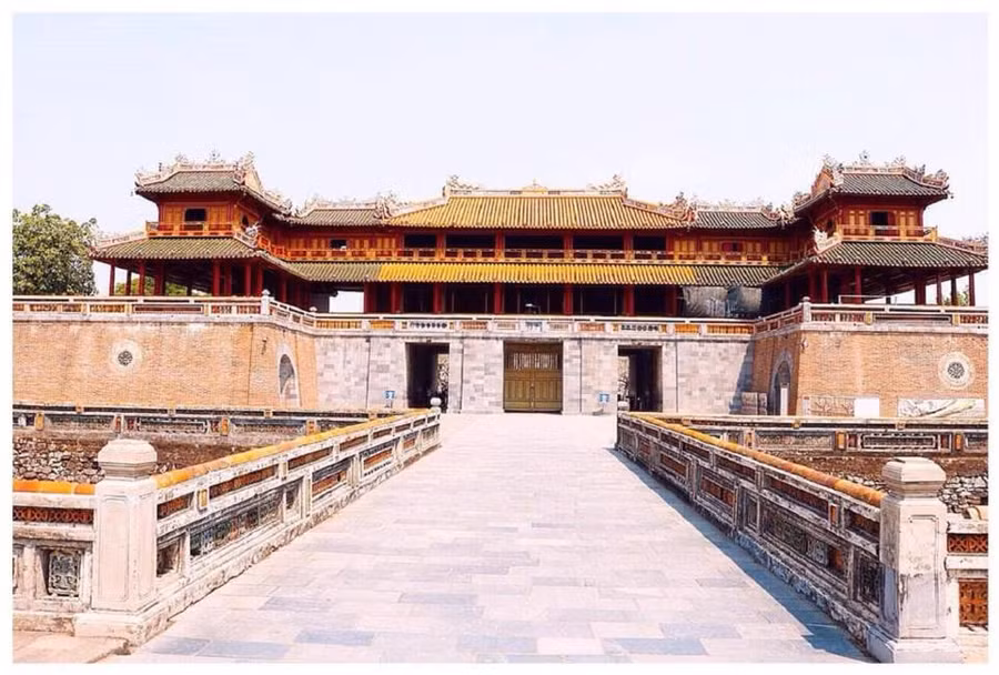 Huế là nơi lưu giữ kho tàng lịch sử giá trị, bao gồm các lăng tẩm, hoàng thành và các ngôi đền, chùa tinh xảo.