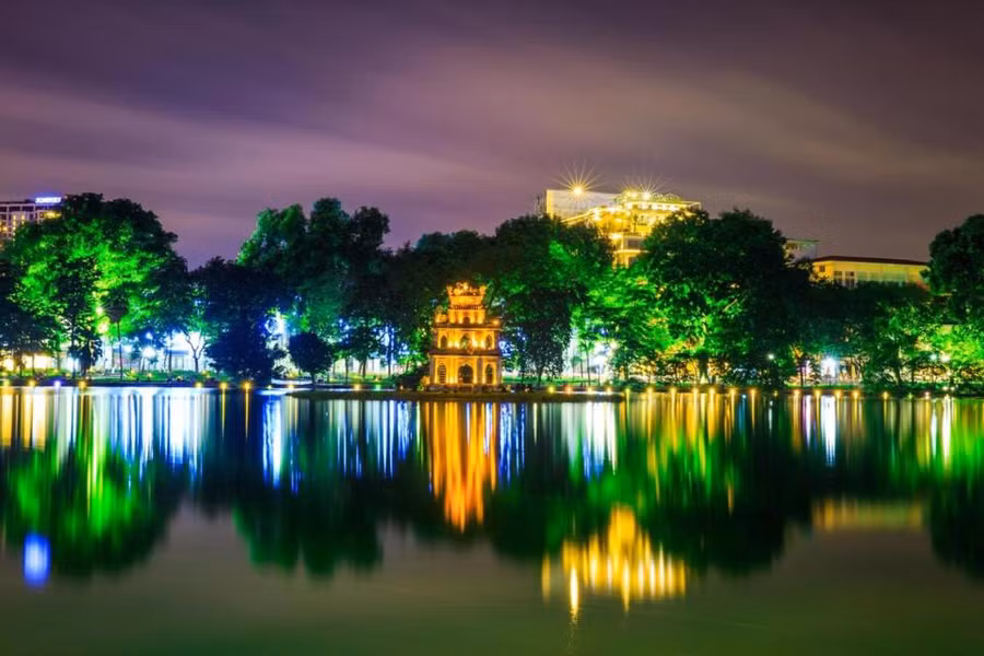 Hồ Hoàn Kiếm về đêm.