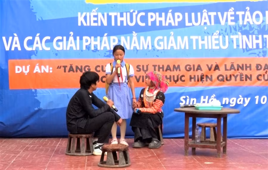 Học sinh huyện vùng cao Sìn Hồ tham gia tìm hiểu về tảo hôn.