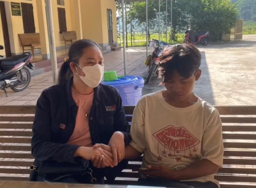 Giáo viên Trường THCS & THPT Dân tộc nội trú Hà Tĩnh vận động học sinh dân tộc Chứt ra lớp. Ảnh: Phương Hồ Giáo viên Trường THCS & THPT Dân tộc nội trú Hà Tĩnh vận động học sinh dân tộc Chứt ra lớp. Ảnh: Phương Hồ