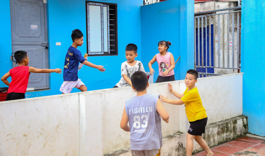 Trẻ vui chơi ngay trong khuôn viên khu nhà trọ.