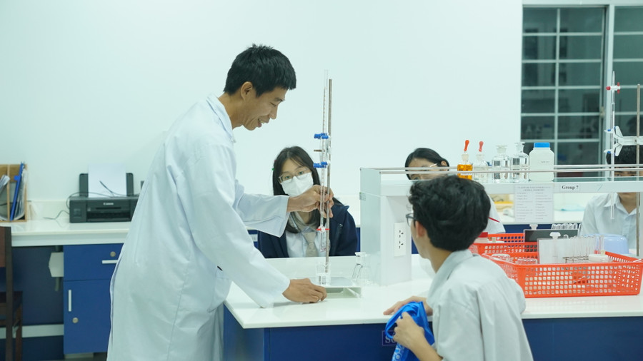 Học sinh Trường THCS - THPT Đinh Thiện Lý (TPHCM) tham quan học tập và trải nghiệm một ngày làm sinh viên tại Trường Đại học Bách khoa, Đại học Quốc gia TPHCM. Ảnh: HCMUT Học sinh Trường THCS - THPT Đinh Thiện Lý (TPHCM) tham quan học tập và trải nghiệm một ngày làm sinh viên tại Trường Đại học Bách khoa, Đại học Quốc gia TPHCM. Ảnh: HCMUT