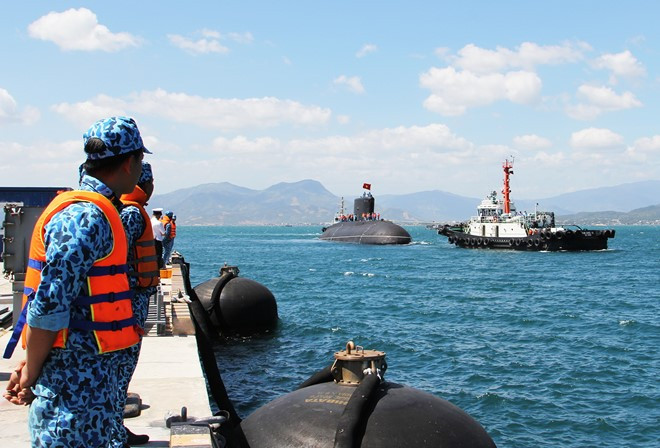 Tàu ngầm 184 Hải Phòng chuẩn bị cập cảng (ảnh: Q.T)