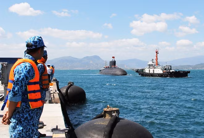 Tàu ngầm 184 Hải Phòng chuẩn bị cập cảng (ảnh: Q.T)