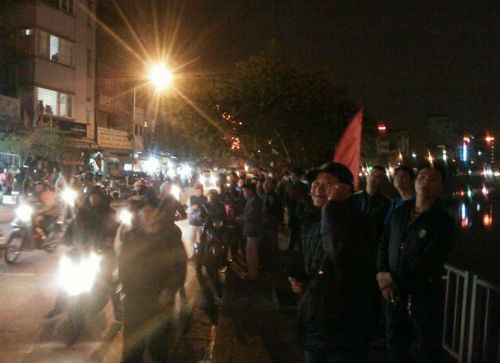 Cả khu phố náo loạn.