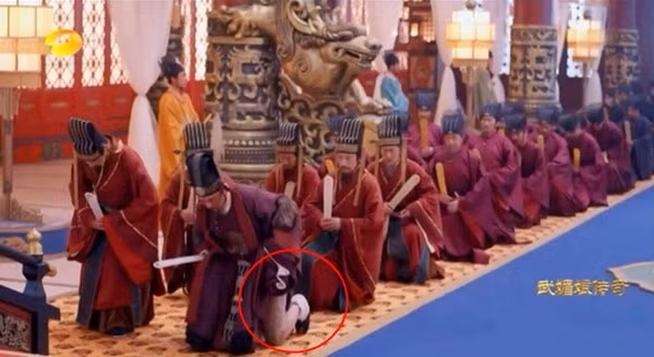 Cảnh hầu triều trong Võ Mị Nương Truyền Kì “lộ sạn” khó tha thứ