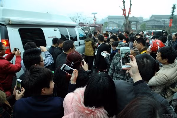 Lưu Diệc Phi già nua, diện trang phục như đồ ngủ dự sự kiện 9