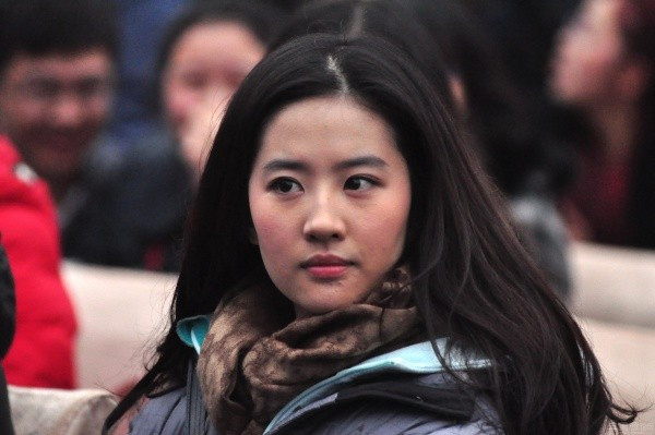 Lưu Diệc Phi già nua, diện trang phục như đồ ngủ dự sự kiện 4