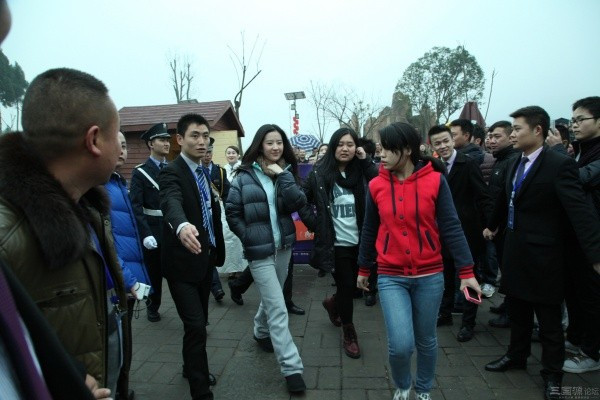 Lưu Diệc Phi già nua, diện trang phục như đồ ngủ dự sự kiện