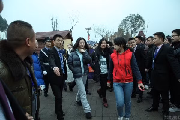 Lưu Diệc Phi già nua, diện trang phục như đồ ngủ dự sự kiện