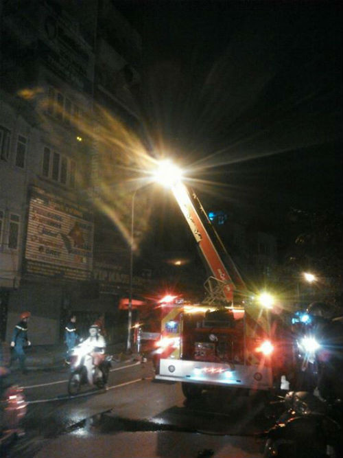 Chỉ trong vòng 1 giờ, quán massage 7 tầng đã bị thiêu rụi