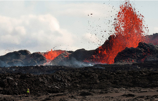 Vẻ đẹp chết chóc của núi lửa thức giấc ở Iceland
