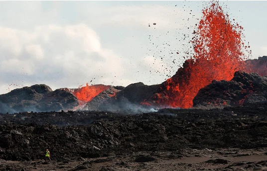 Vẻ đẹp chết chóc của núi lửa thức giấc ở Iceland