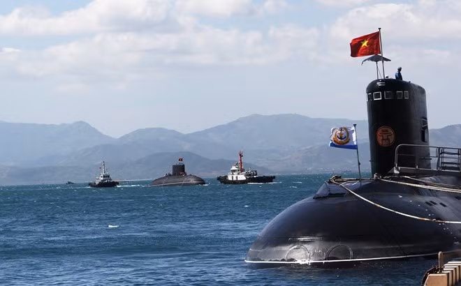 Tàu ngầm 184 Hải Phòng đang tiến vào cầu cảng (ảnh : Q.T)