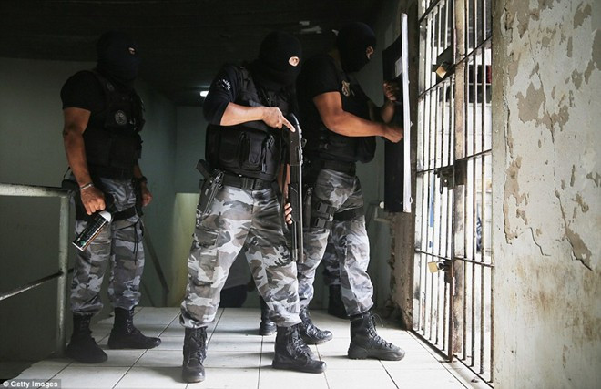 Lực lượng canh nhà tù là quân cảnh, chứ không phải cảnh sát.