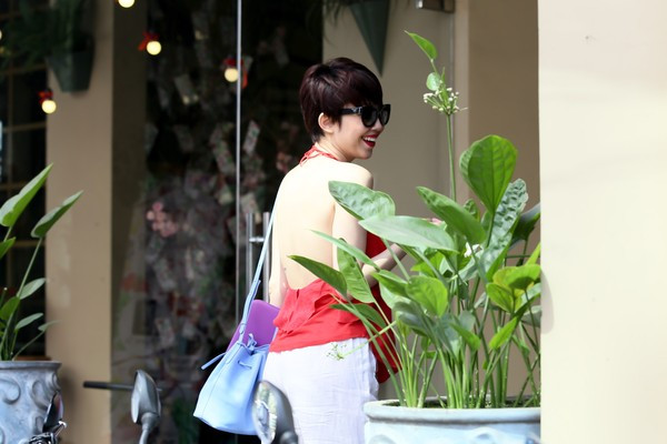 Tóc Tiên táo bạo diện áo yếm khoe lưng trần xuống phố 5