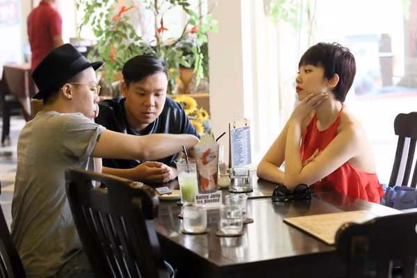 Tóc Tiên táo bạo diện áo yếm khoe lưng trần xuống phố 9