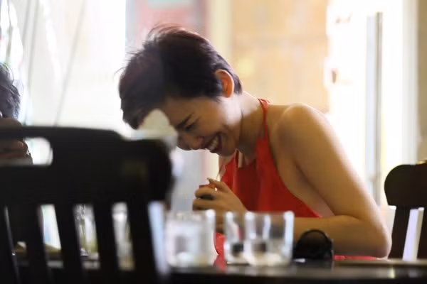 Tóc Tiên táo bạo diện áo yếm khoe lưng trần xuống phố 11