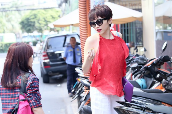 Tóc Tiên táo bạo diện áo yếm khoe lưng trần xuống phố 3