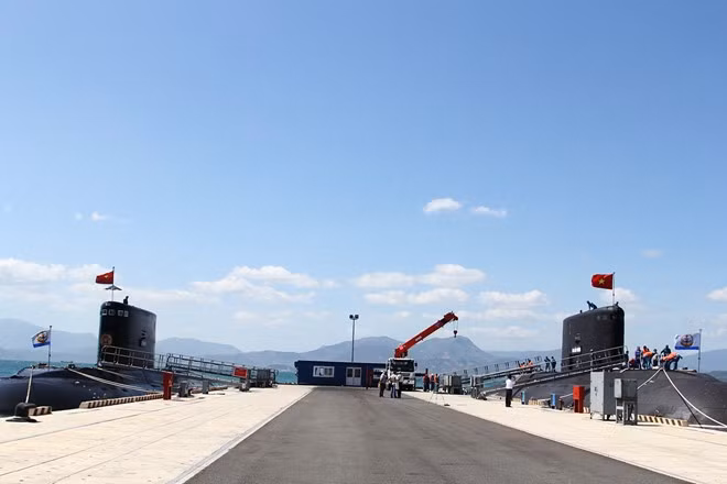 Tàu ngầm 184 Hải Phòng song hành cùng với tàu ngầm 182 Hà Nội. (ảnh: Q.T)