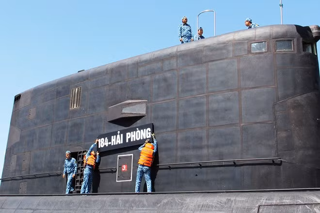 Thủy thủ gắn biển 184 Hải Phòng khi tàu cập cảng (ảnh: Q.T)