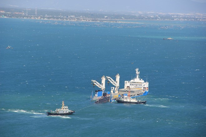 Lúc 10 giờ sáng 31/1, tàu ngầm 184 Hải Phòng bắt đầu được đưa ra khỏi tàu vận tải Rolldock Star (ảnh: N.C)