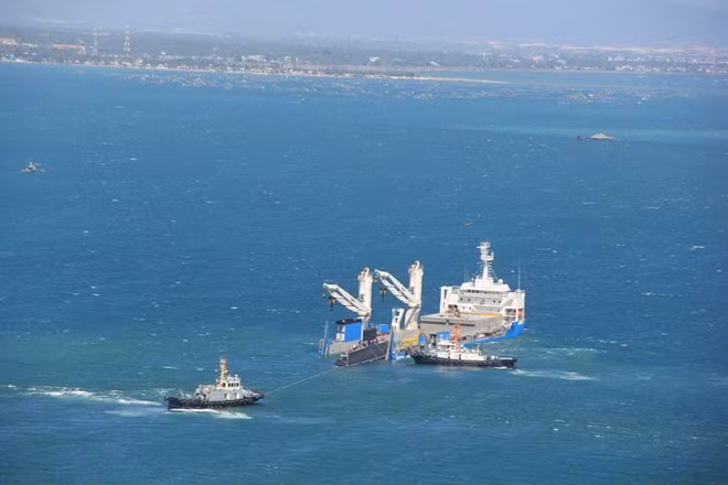 Lúc 10 giờ sáng 31/1, tàu ngầm 184 Hải Phòng bắt đầu được đưa ra khỏi tàu vận tải Rolldock Star (ảnh: N.C)