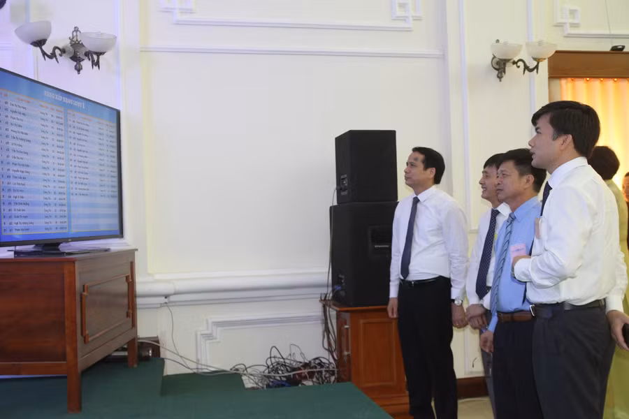 Màn hình đặt ngay tại phòng thi cho biết ngay số điểm thi của các thí sinh, thời gian làm bài, thứ tự xếp hạng