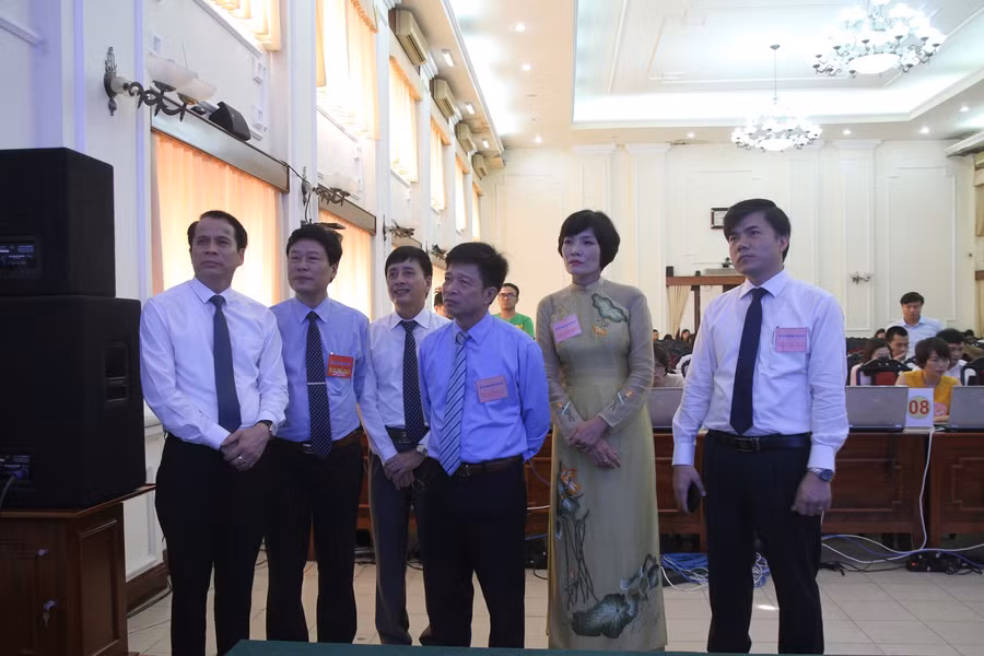 Thứ trưởng Phạm Mạnh Hùng (đầu tiên từ trái sang) cùng các thành viên Ban Chỉ đạo Hội thi theo dõi kết quả thi trực tuyến