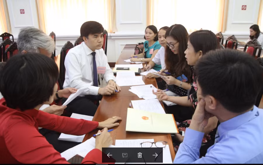 Ban Giám khảo trao đổi trước khi chấm điểm vòng thi thuyết trình