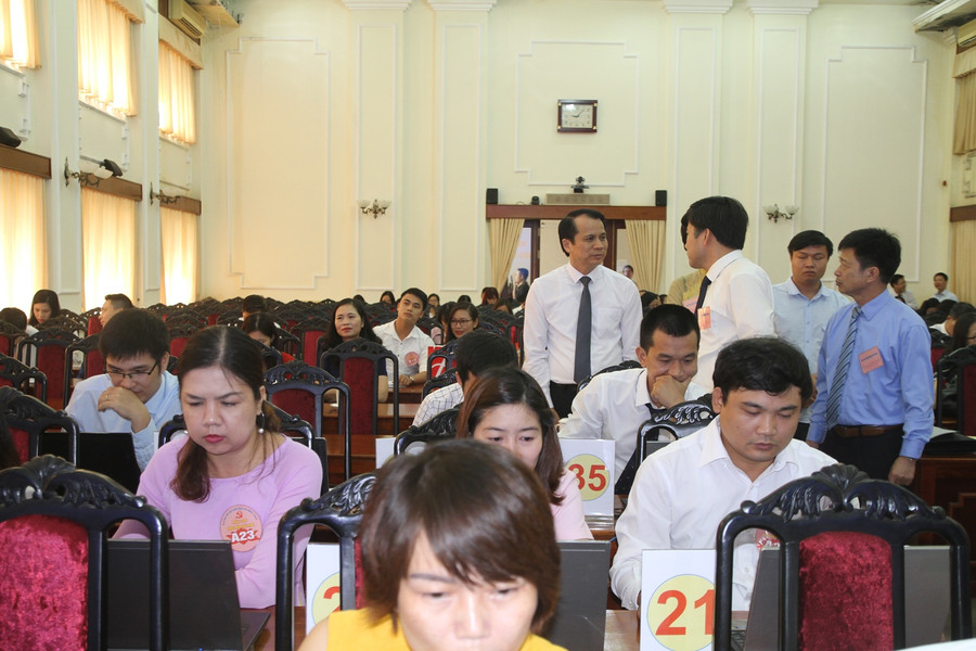 Thứ trưởng Phạm Mạnh Hùng cùng các thành viên Ban Chỉ đạo Hội thi trực tiếp giám sát tại phòng thi