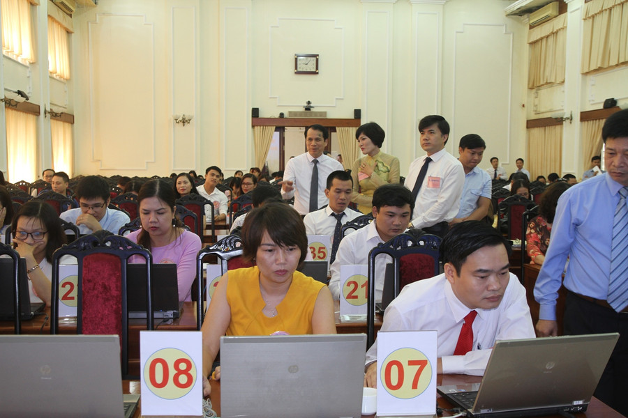 Các thí sinh bắt đầu thi trắc nghiệm trên máy tính