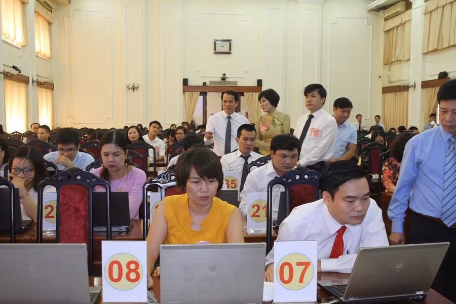 Các thí sinh bắt đầu thi trắc nghiệm trên máy tính