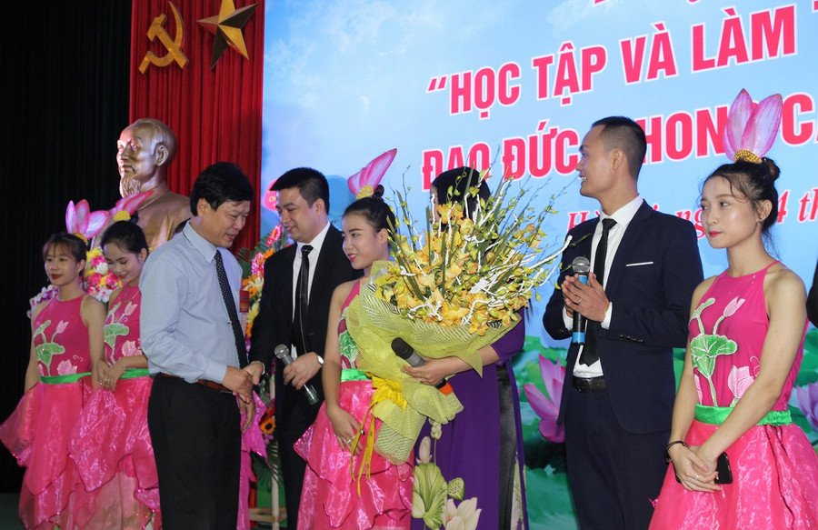 Đồng chí Nguyễn Quốc Hải tặng hoa cảm ơn Đội văn nghệ Trường Cao đẳng Sư phạm Trung ương