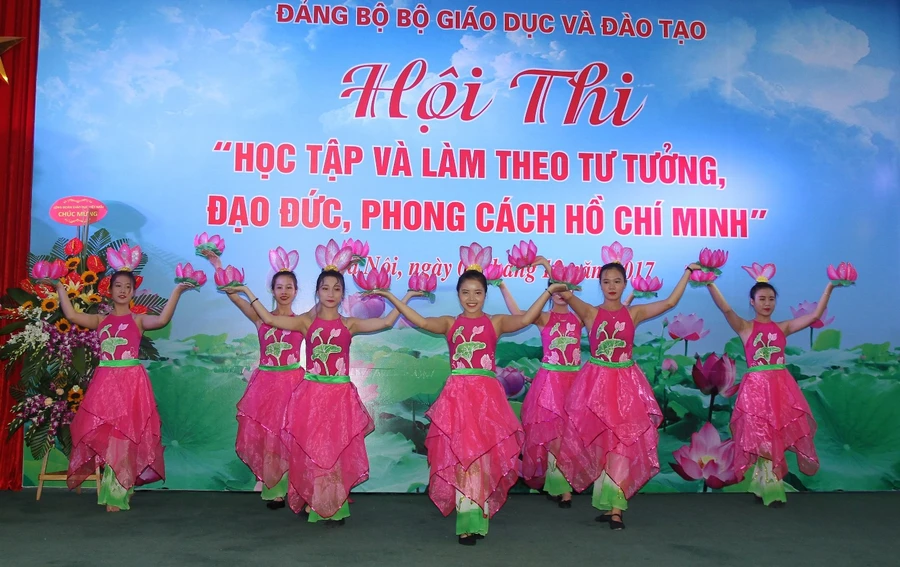 Tiết mục văn nghệ của Trường Cao đẳng Sư phạm Trung ương chào mừng Hội thi